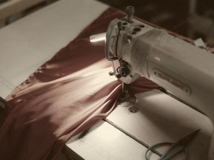 À máquina de costura, seu posto de trabalho por 50 anos